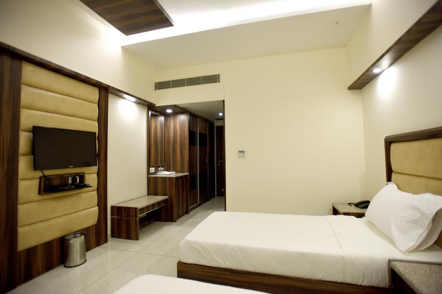 Hotel Sach Regency Ānand Eksteriør bilde