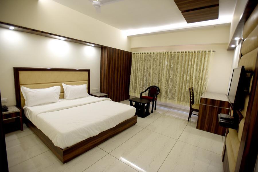 Hotel Sach Regency Ānand Eksteriør bilde